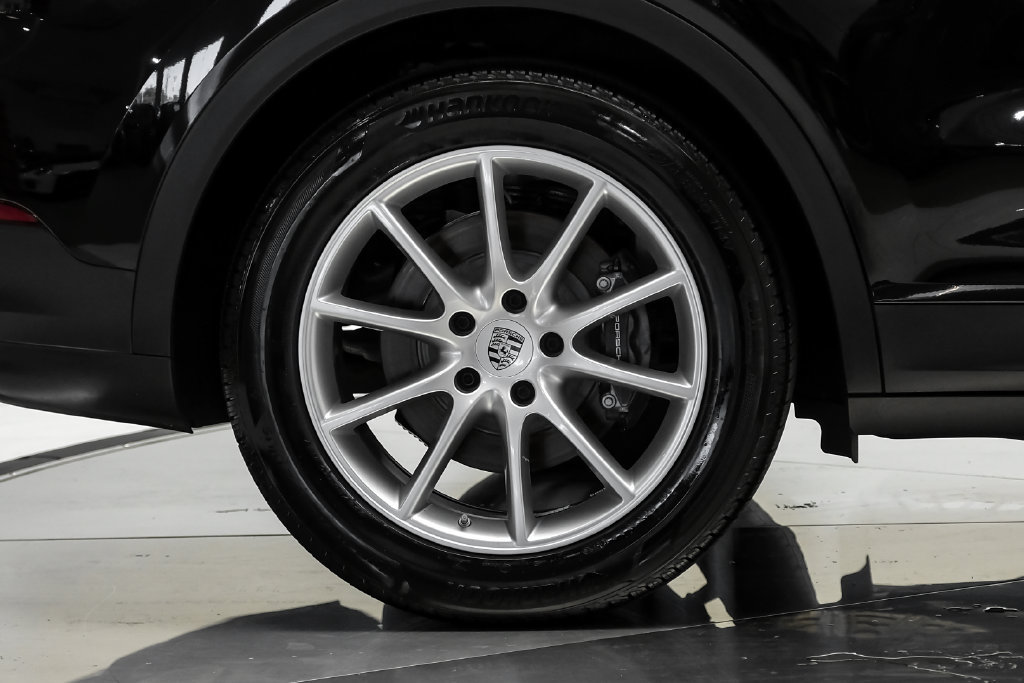 Used 2024 Porsche Cayenne AWD/4WD image 57