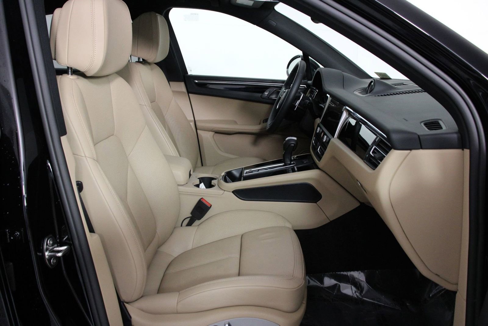 Certified 2025 Porsche Macan image 31