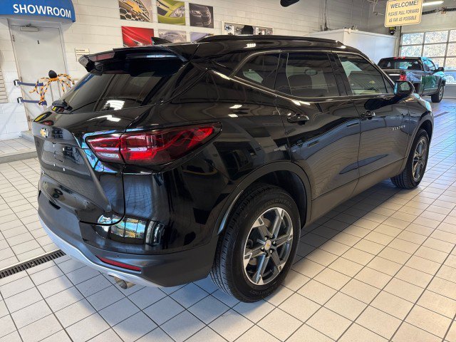 Used 2025 Chevrolet Blazer LT w/ Convenience Package FWD image 3