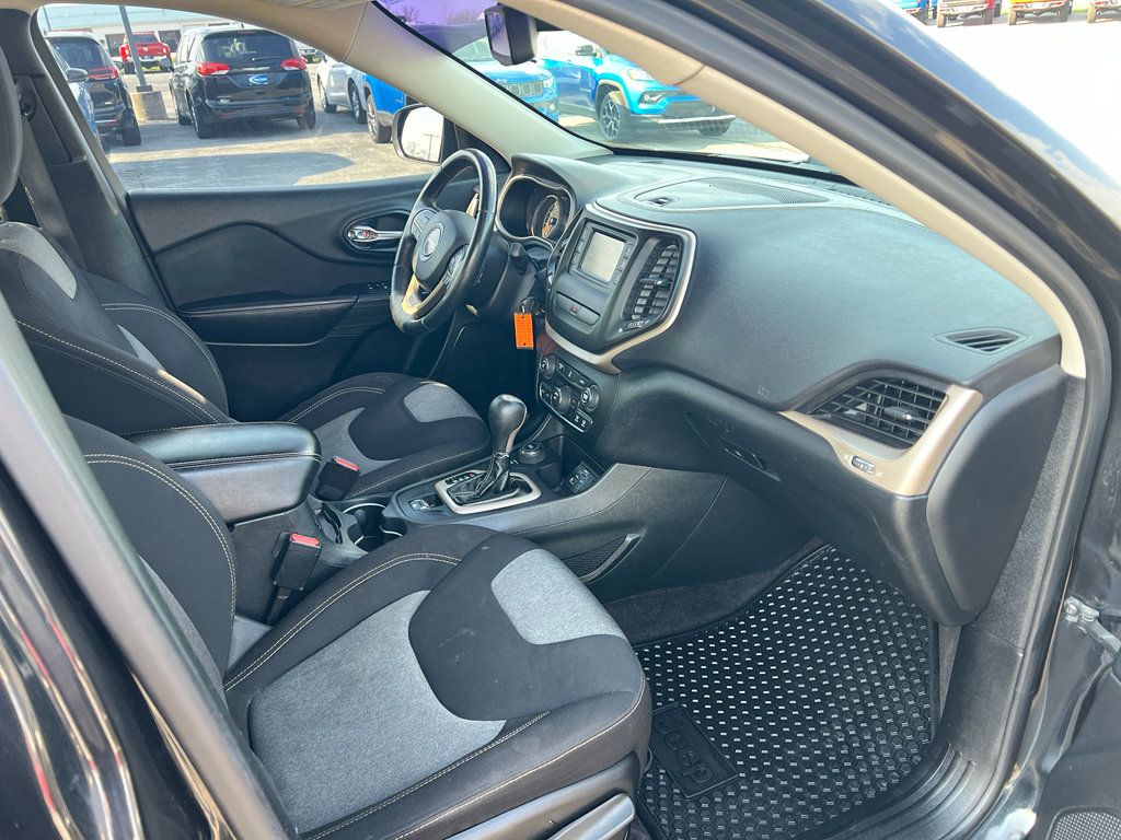 Used 2016 Jeep Cherokee Sport w/ Cold Weather Group image 19