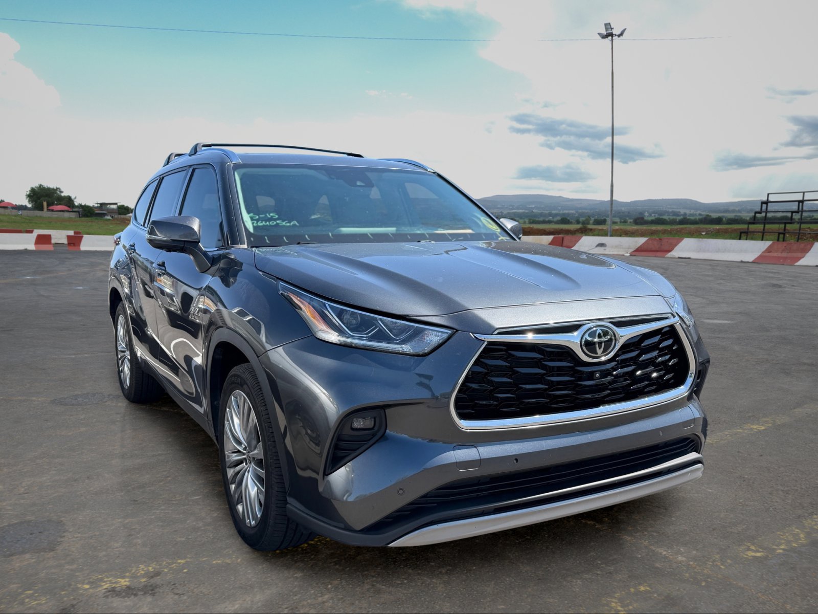 Used 2023 Toyota Highlander Platinum FWD image 2