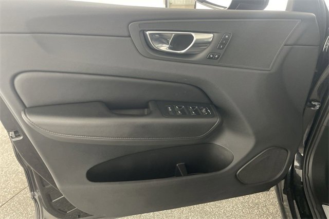 Used 2023 Volvo XC60 B5 Plus image 36