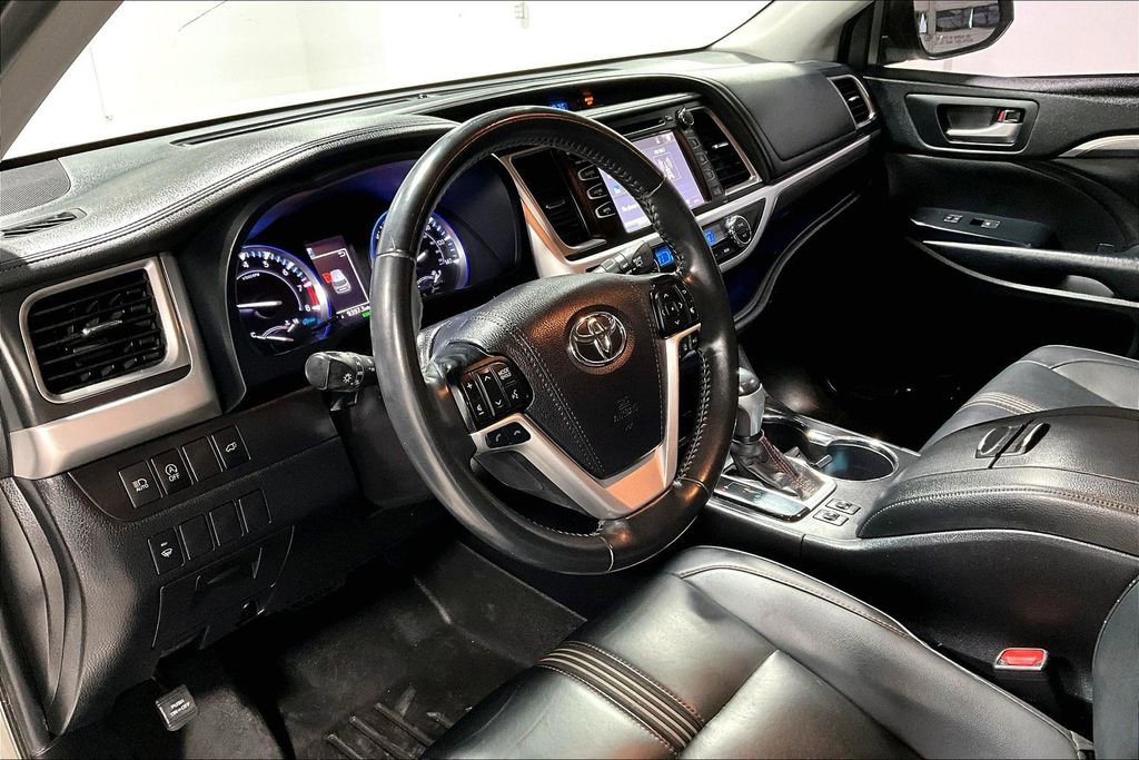Used 2019 Toyota Highlander SE image 16