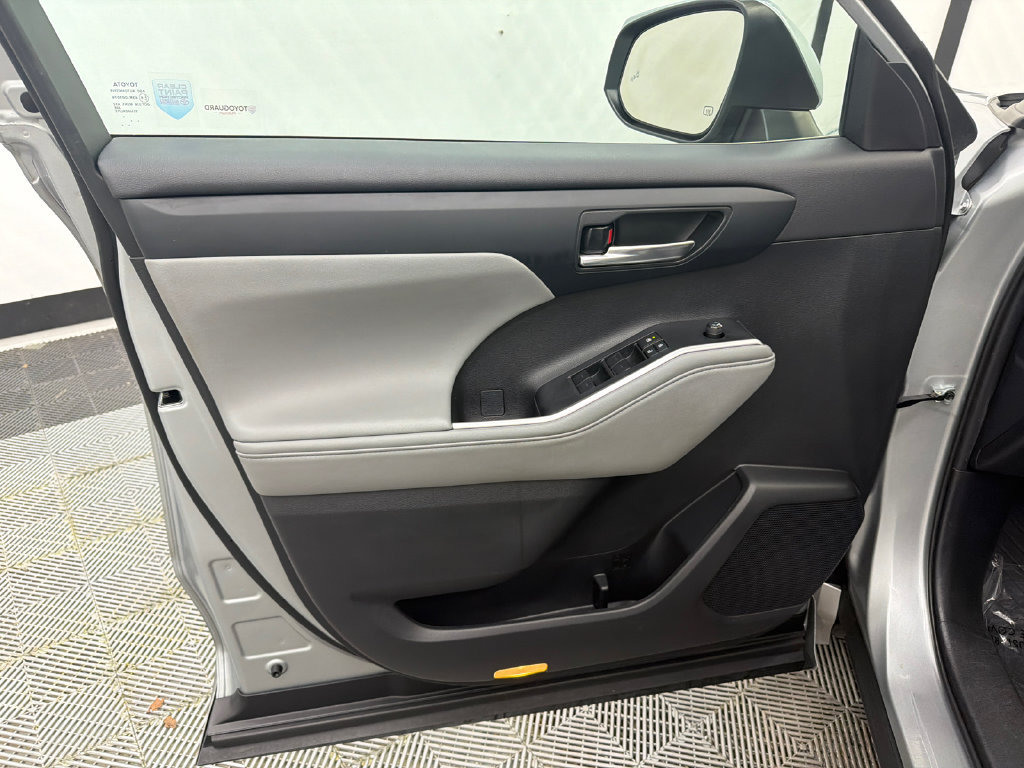 Used 2024 Toyota Highlander XLE FWD image 11