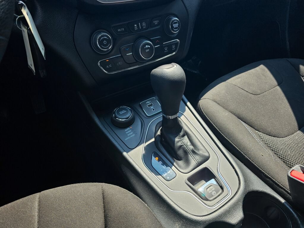 Used 2020 Jeep Cherokee Latitude AWD/4WD image 24