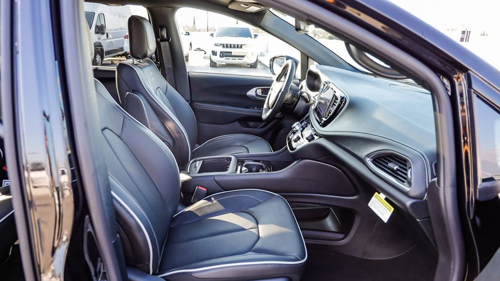 New 2026 Chrysler Pacifica Limited w/ S Appearance Package image 21