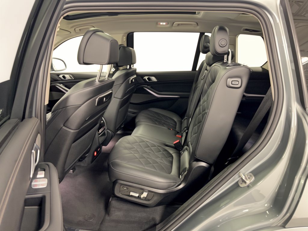 Used 2024 BMW X7 xDrive40i AWD/4WD image 25