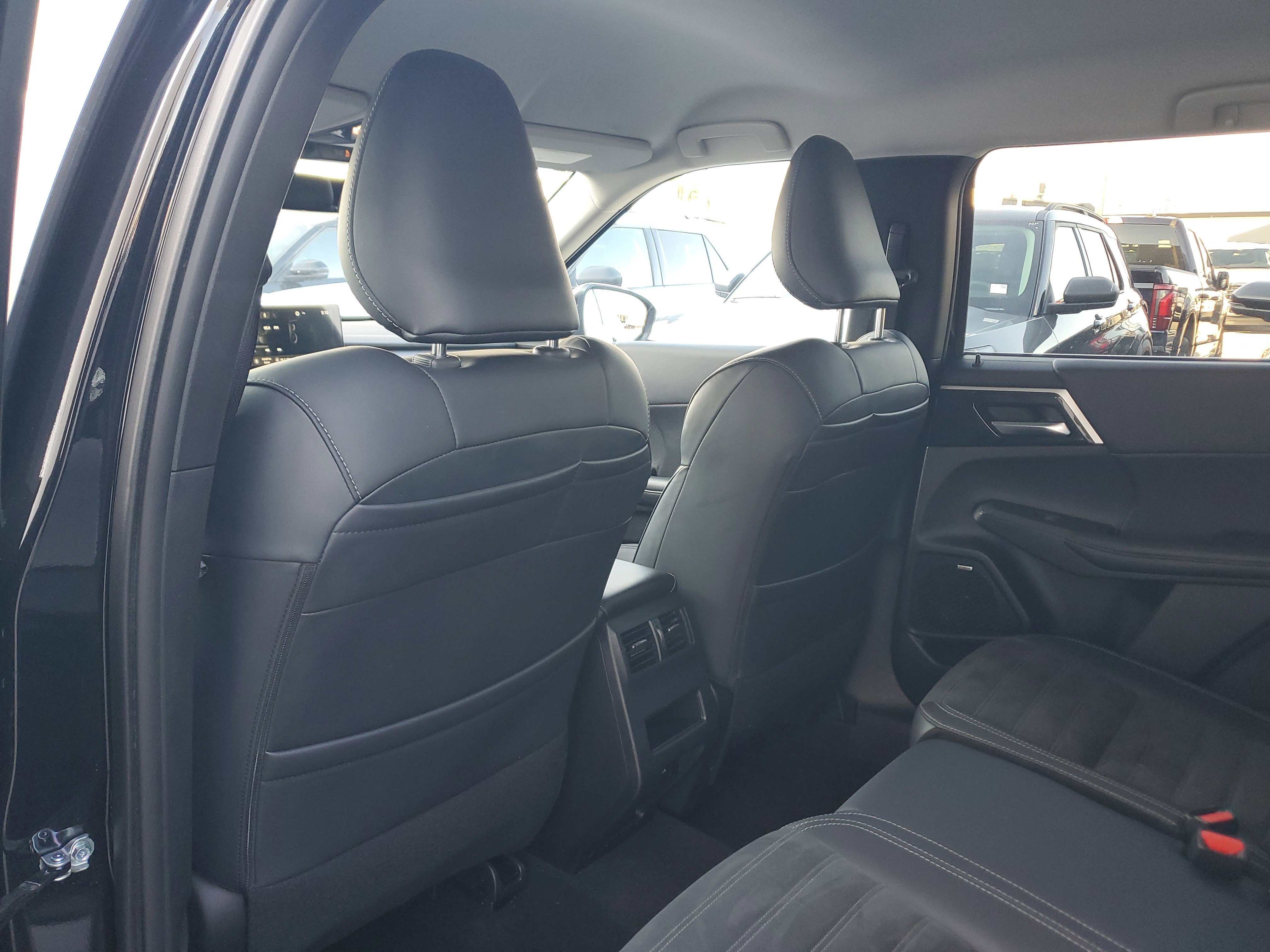 Used 2025 Mitsubishi Outlander SE image 14