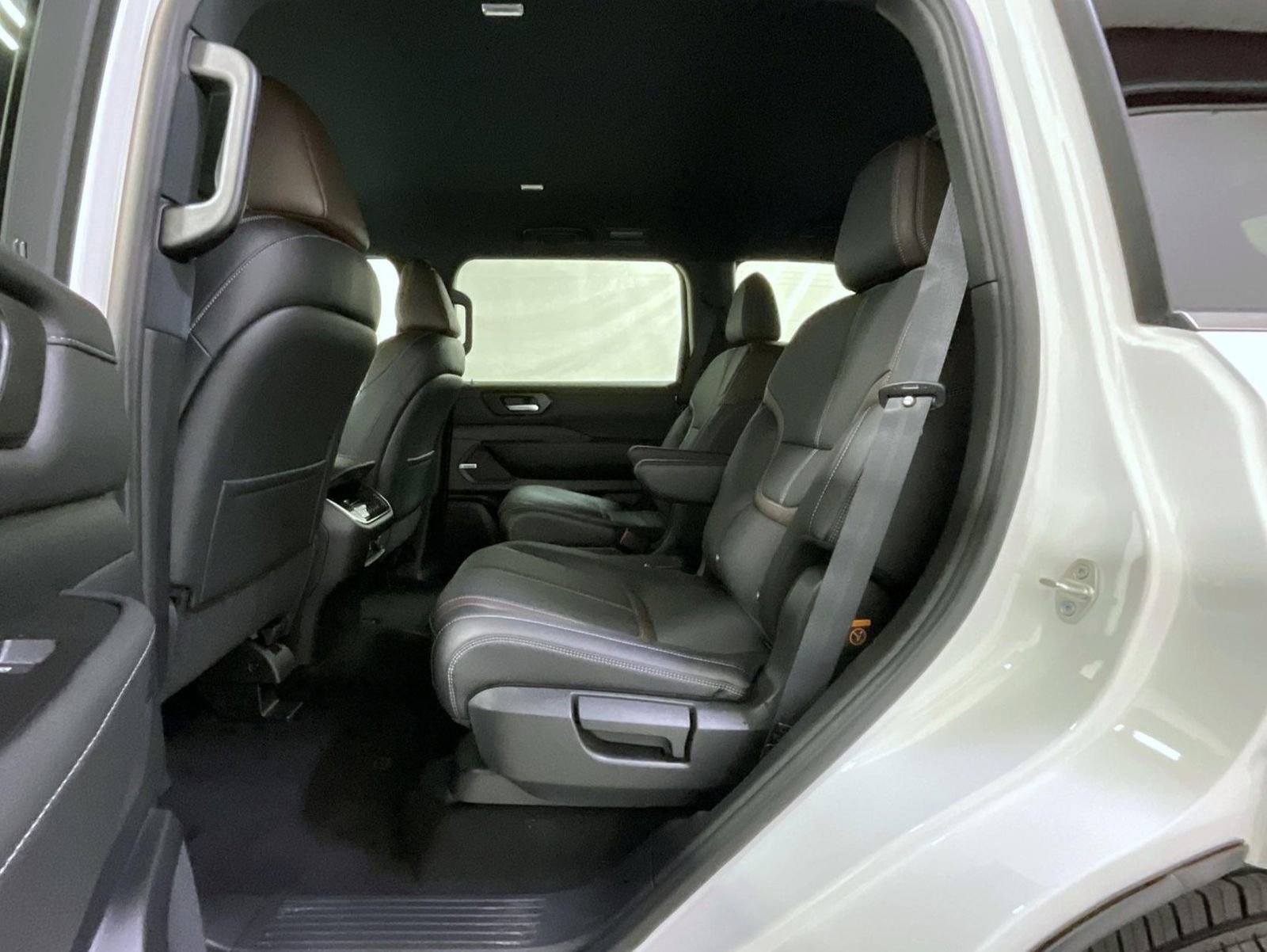 New 2026 Nissan Armada SL w/ Captain's Chari Seat Package image 11
