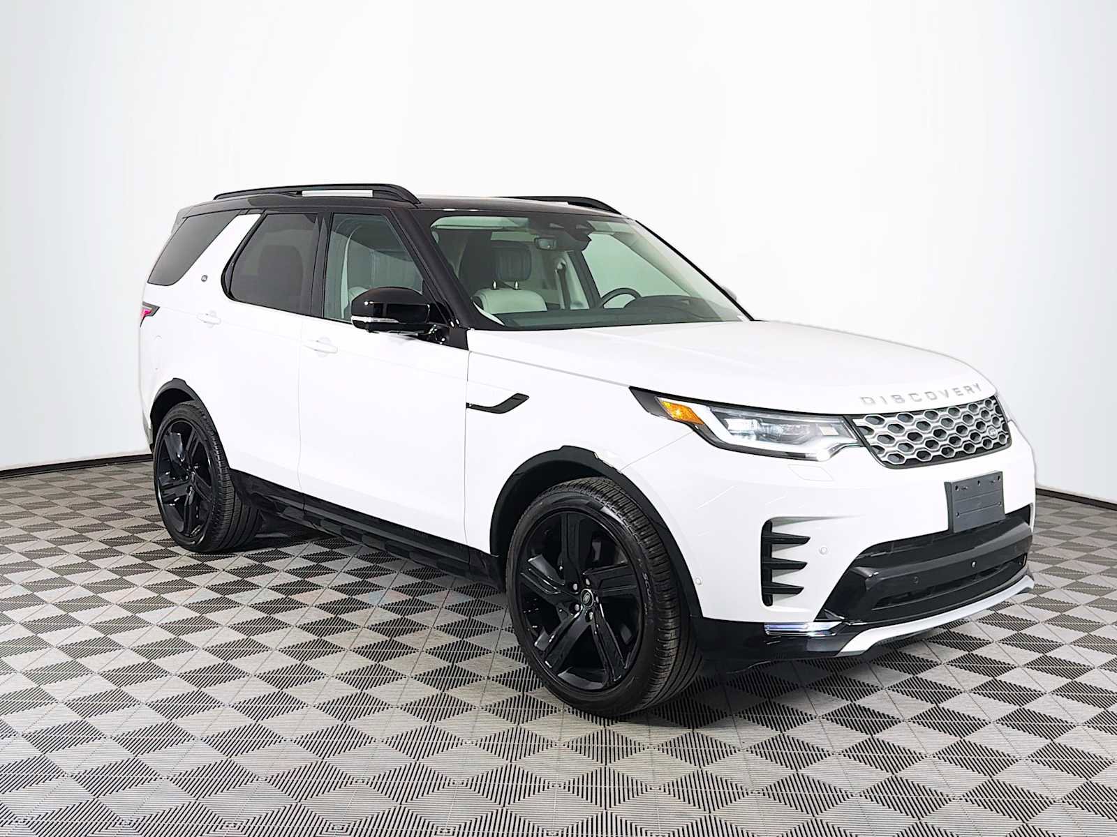 Used 2025 Land Rover Discovery Metropolitan Edition image 3