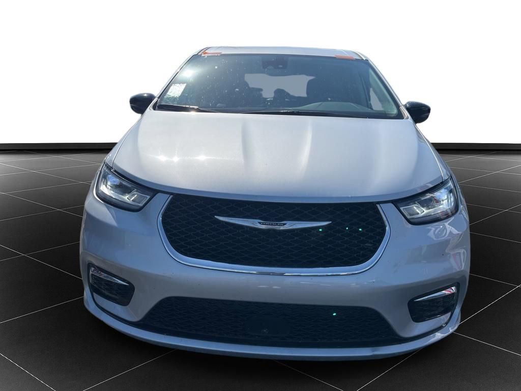 Used 2024 Chrysler Pacifica Touring-L FWD image 7