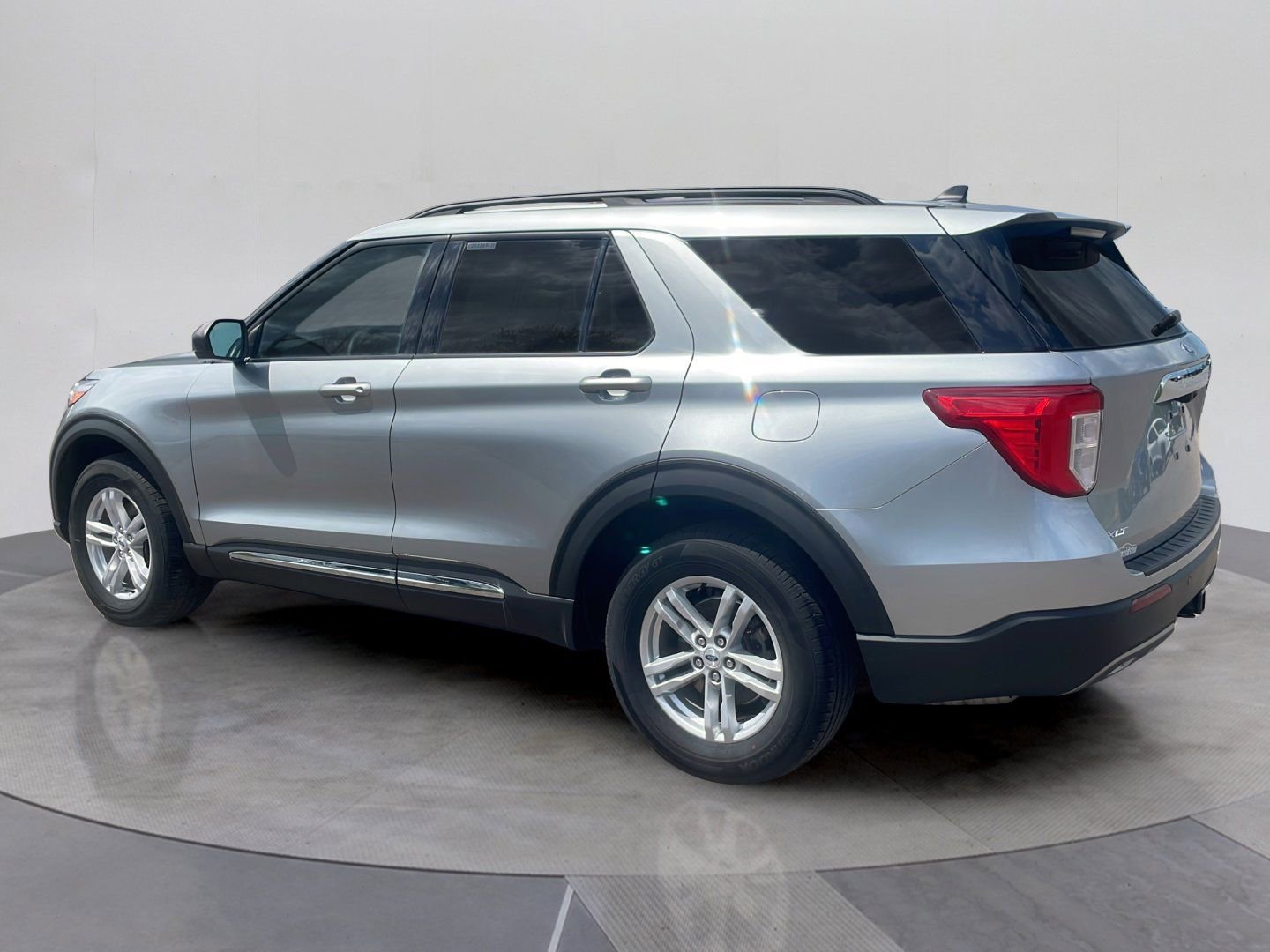 Used 2023 Ford Explorer XLT w/ Equipment Group 202A AWD/4WD image 3