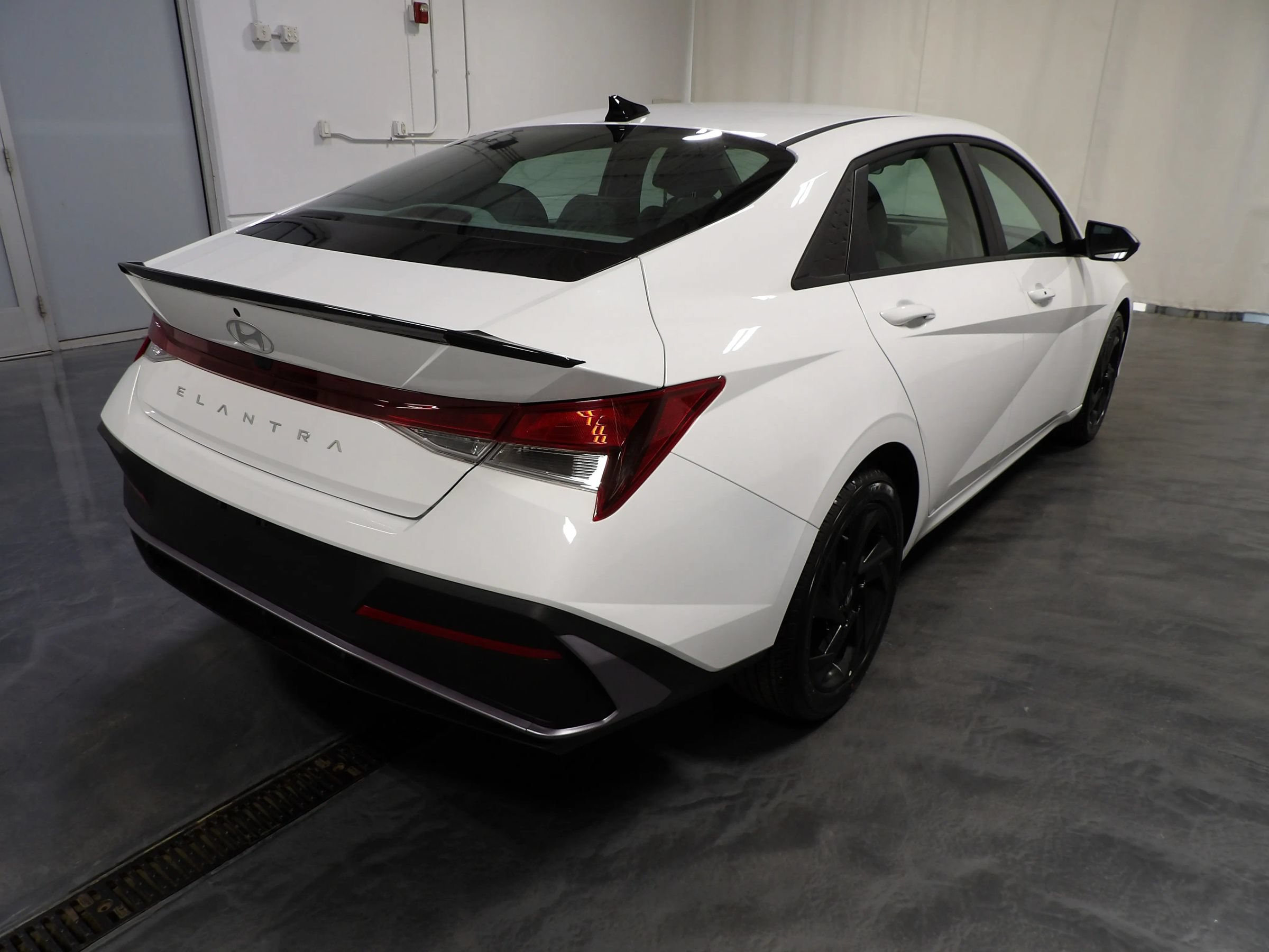 Used 2026 Hyundai Elantra Sport FWD image 4