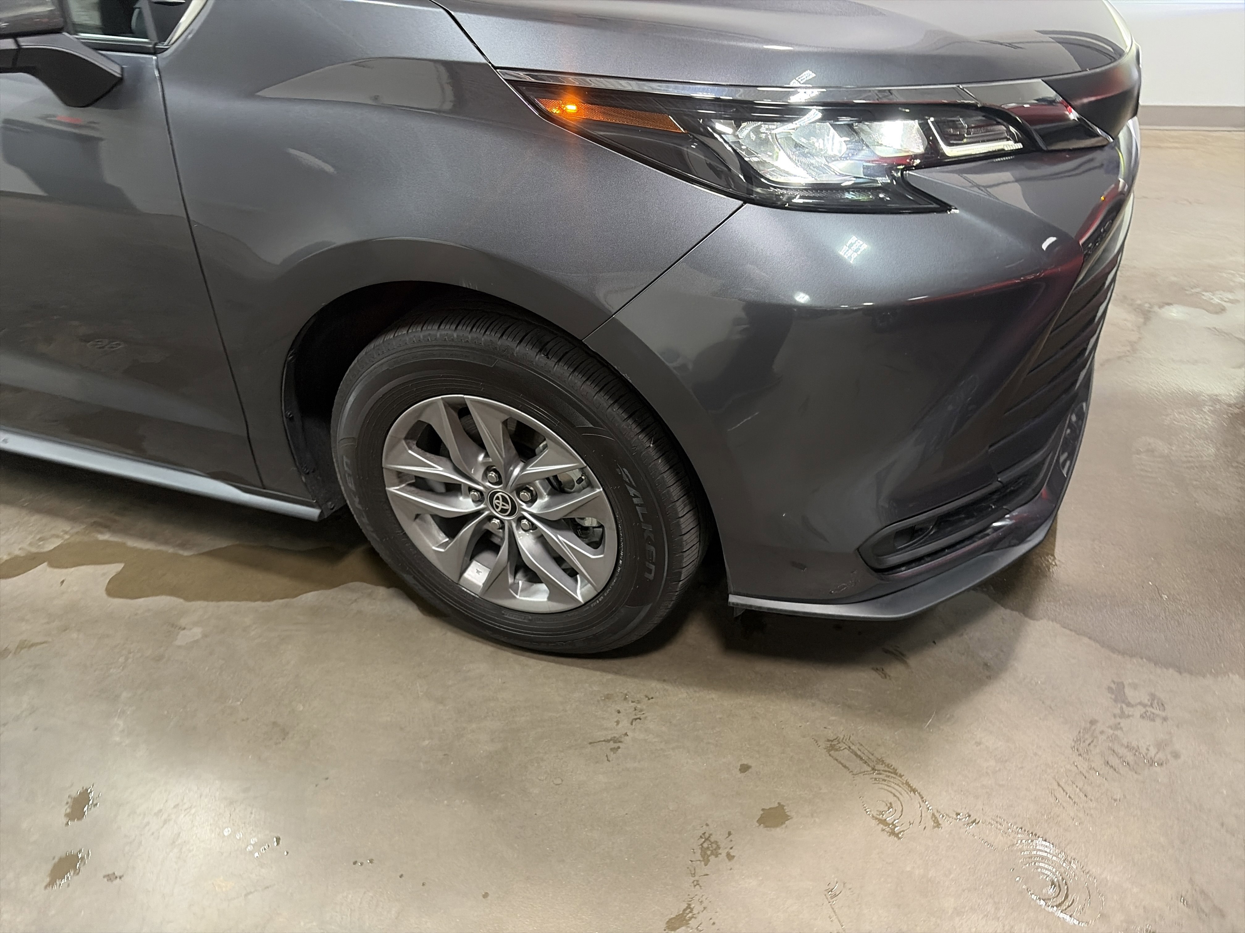 Used 2025 Toyota Sienna LE image 32