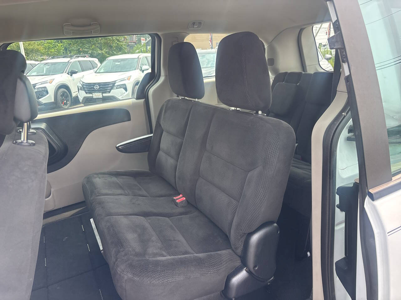 Used 2016 Dodge Grand Caravan American Value Package FWD image 16