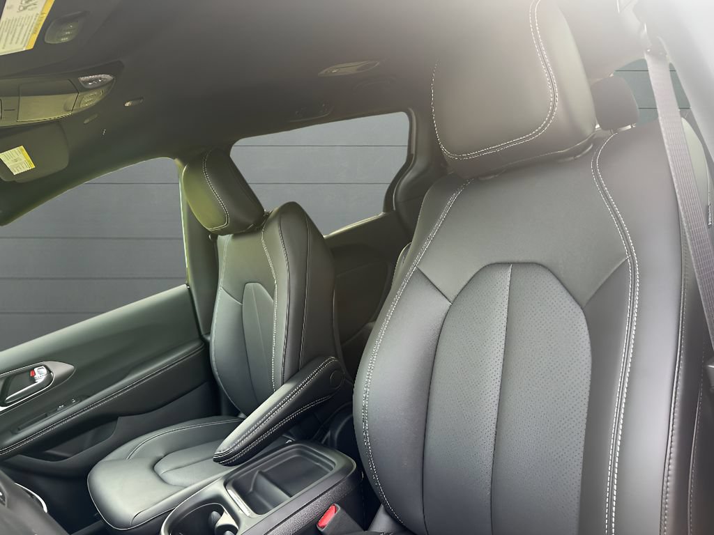 New 2027 Chrysler Pacifica Select FWD image 23