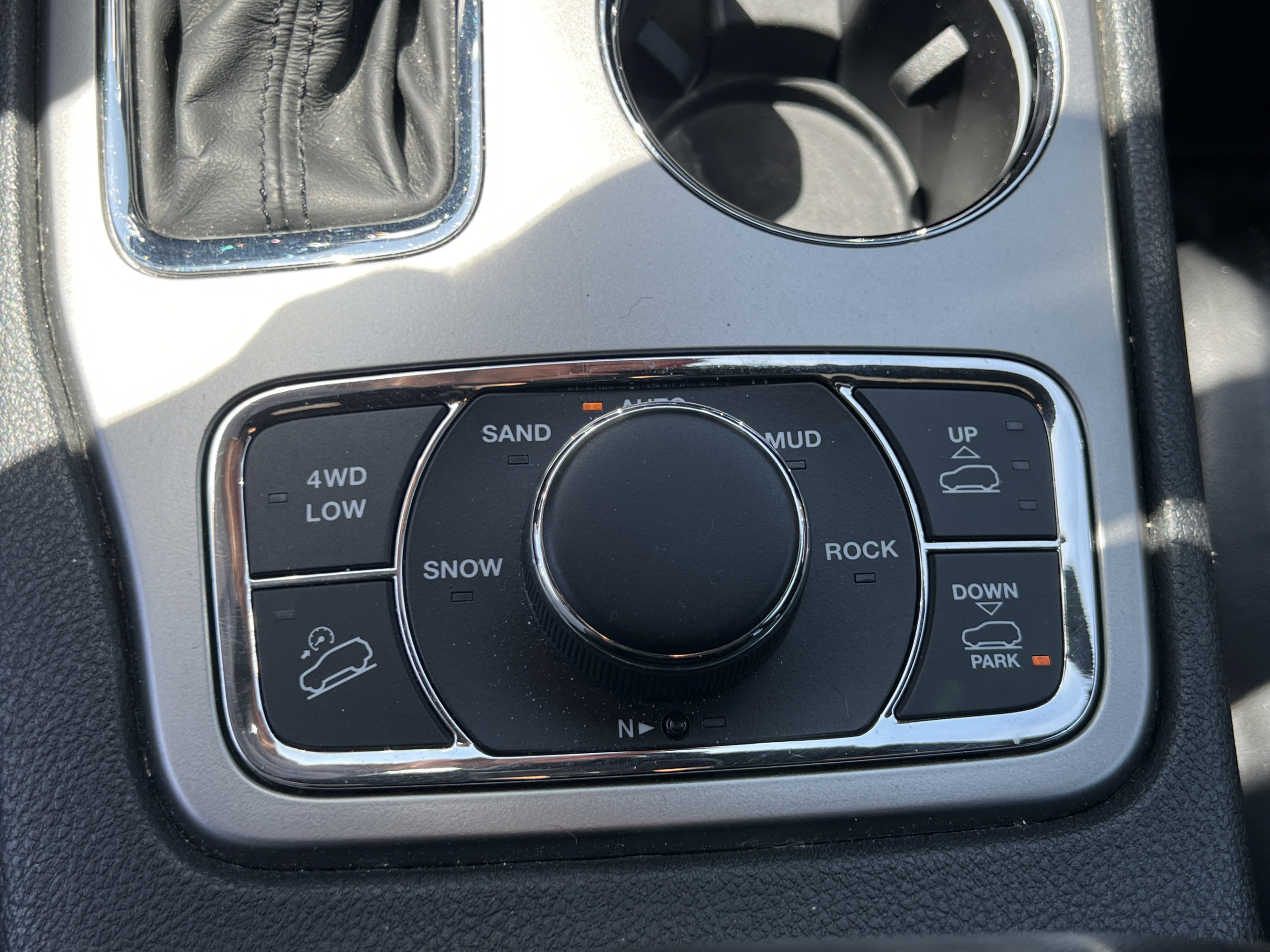 Used 2018 Jeep Grand Cherokee Overland AWD/4WD image 21
