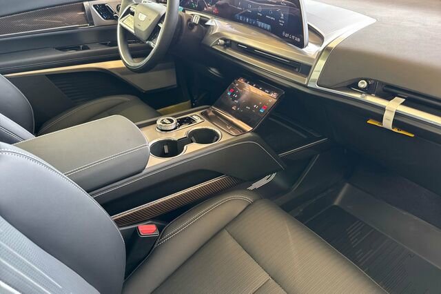 New 2026 Cadillac Vistiq Sport w/ LPO, Floor Liner Package image 17