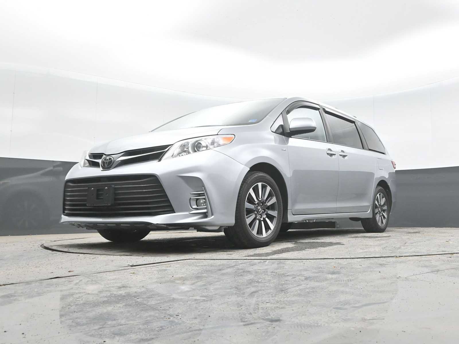 Used 2020 Toyota Sienna XLE w/ XLE Navigation Package AWD/4WD image 26