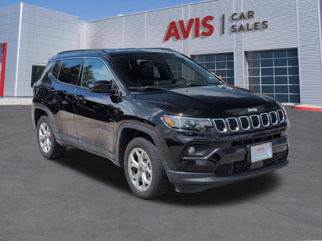 Used 2025 Jeep Compass Latitude AWD/4WD image 3