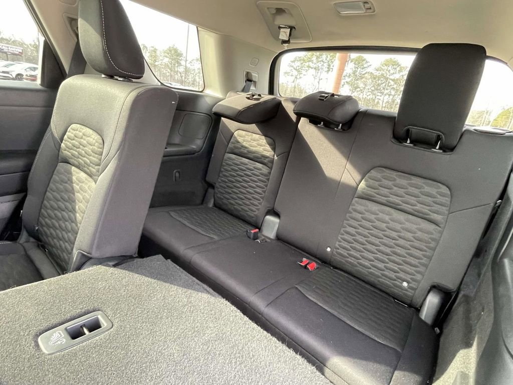 Used 2024 Nissan Pathfinder S image 11