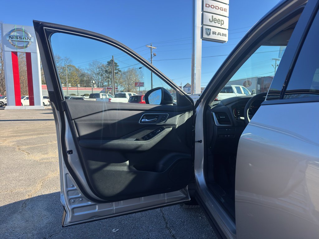 New 2026 Nissan Rogue Platinum image 18