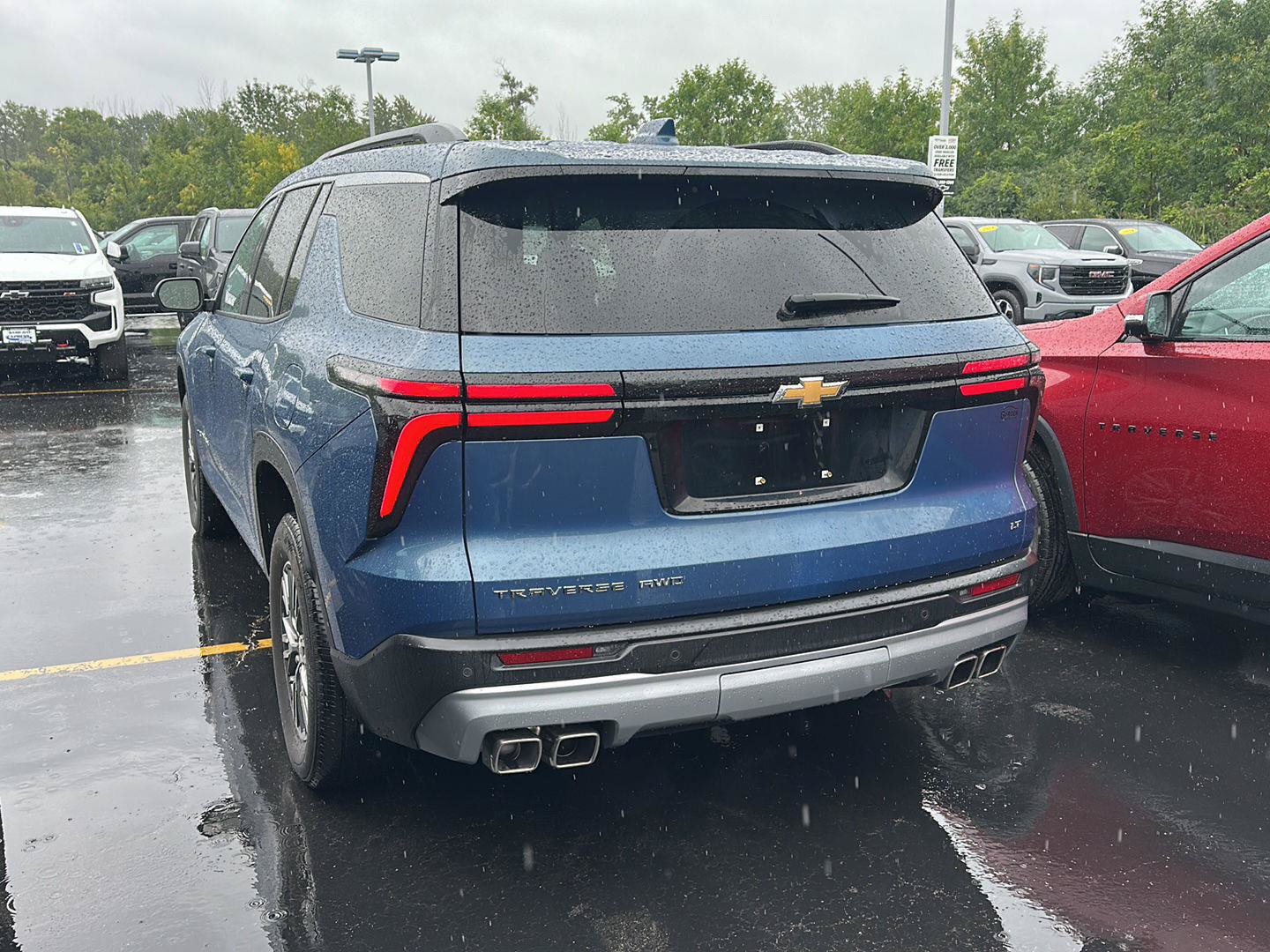 Used 2024 Chevrolet Traverse LT w/ Trailering Package AWD/4WD image 4