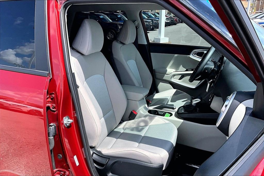 Used 2025 Kia Soul LX image 7