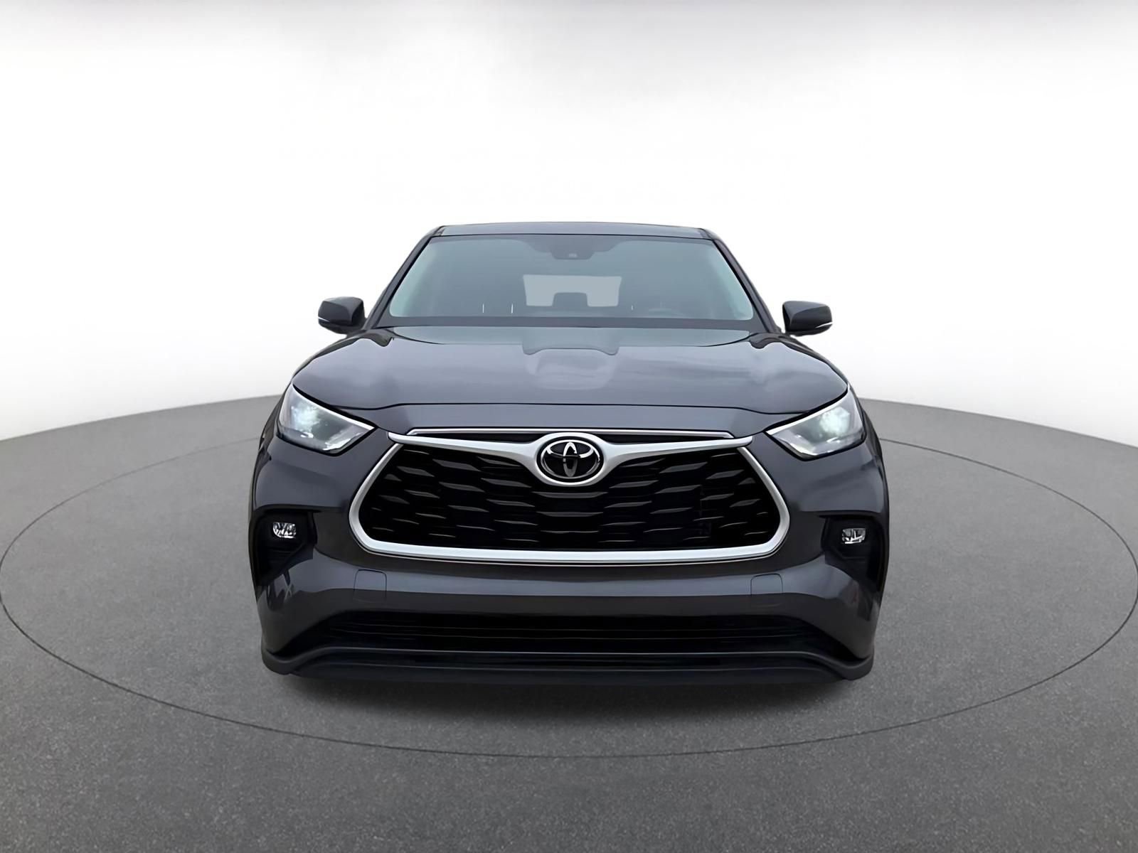 Used 2025 Toyota Highlander LE image 4