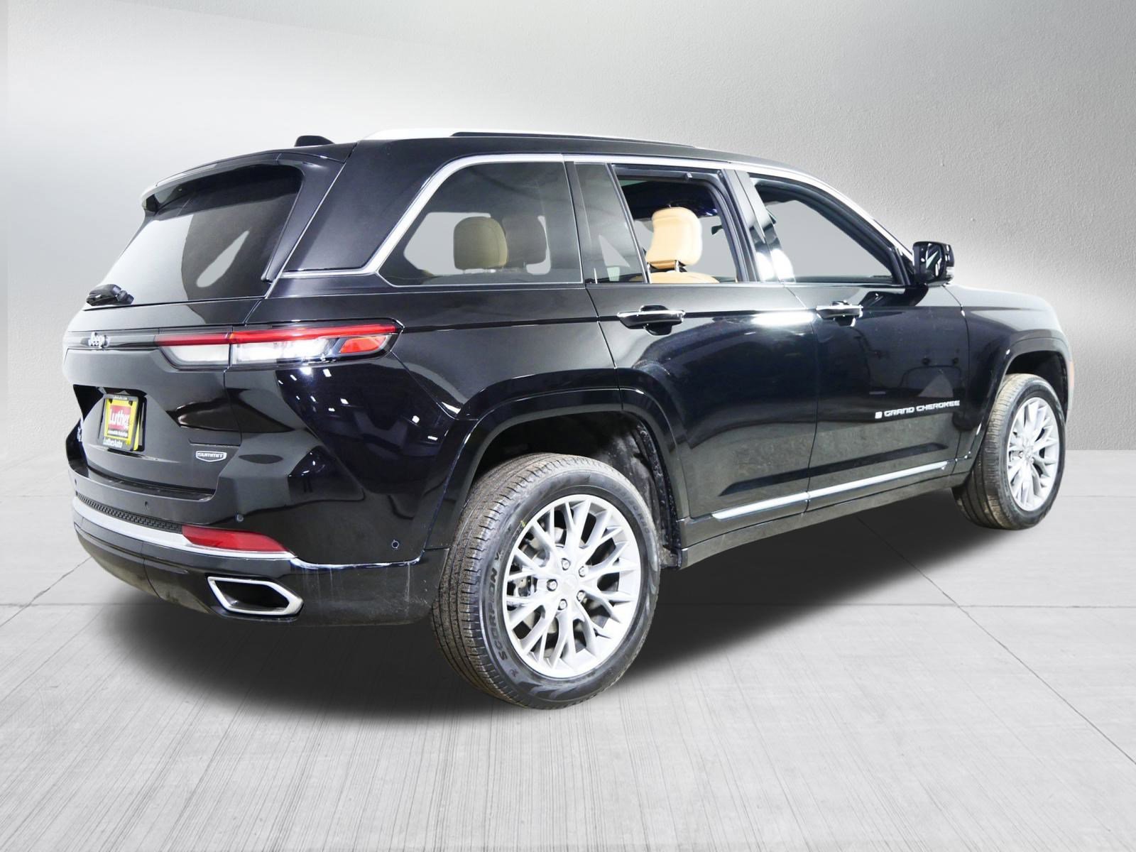 Used 2023 Jeep Grand Cherokee Summit w/ Luxury Tech Group V image 7