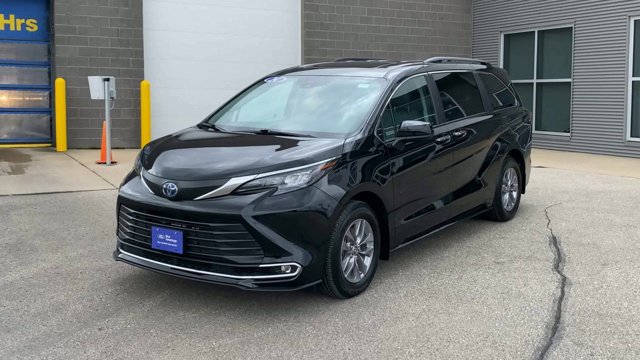 Used 2024 Toyota Sienna XLE w/ XLE Plus Package FWD image 5