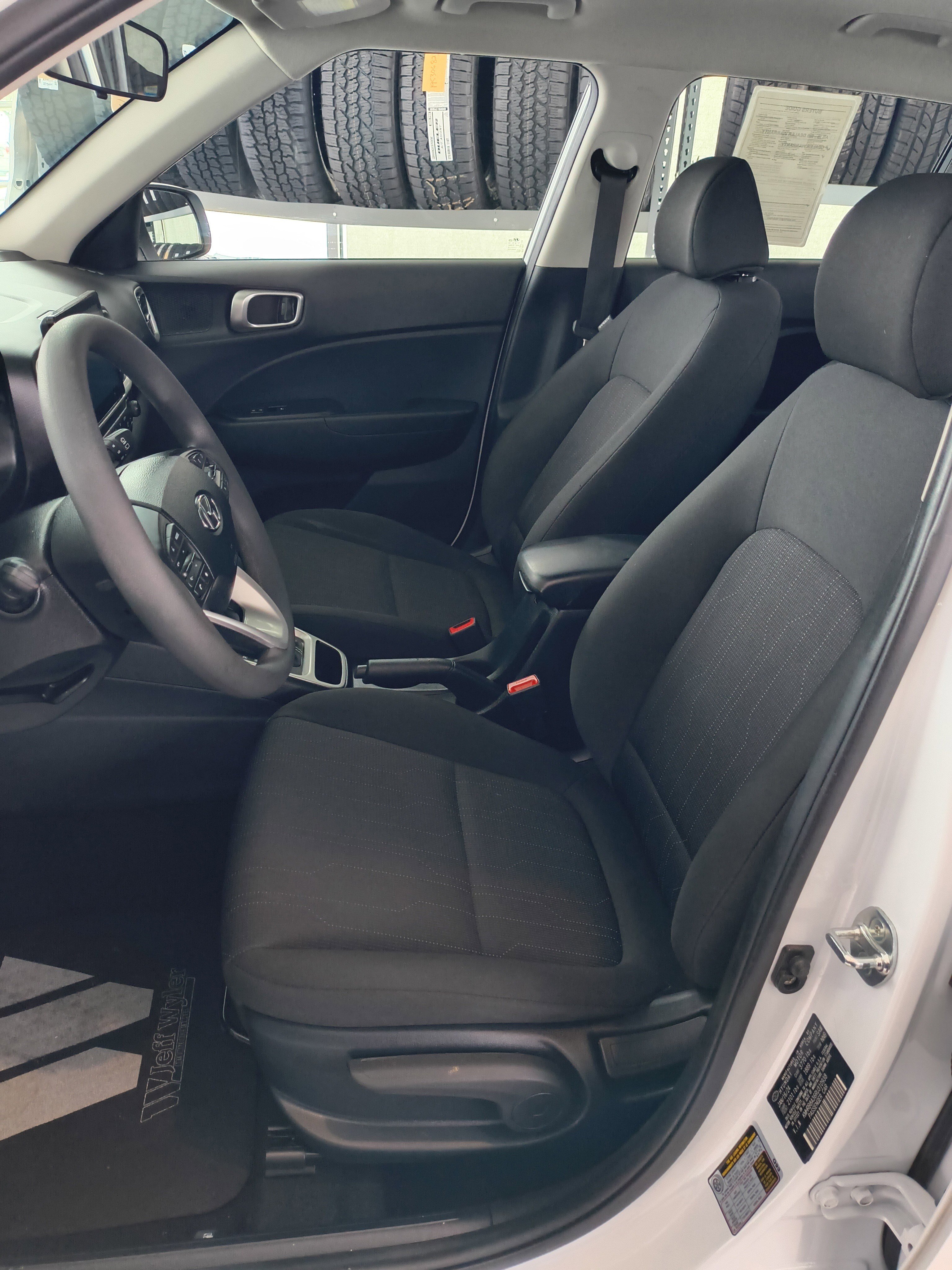 Used 2024 Hyundai Venue SE image 9