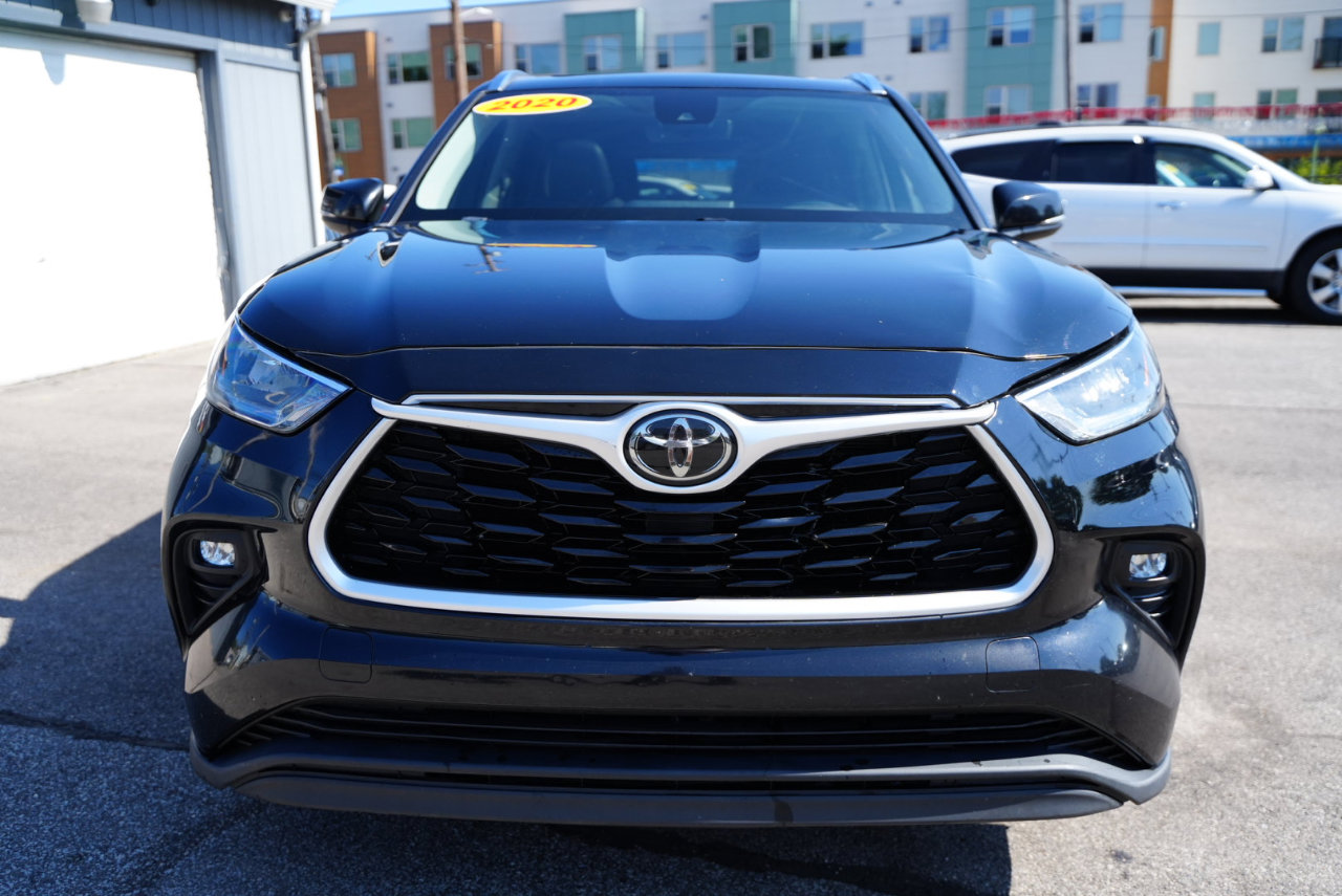 Used 2020 Toyota Highlander XLE image 2