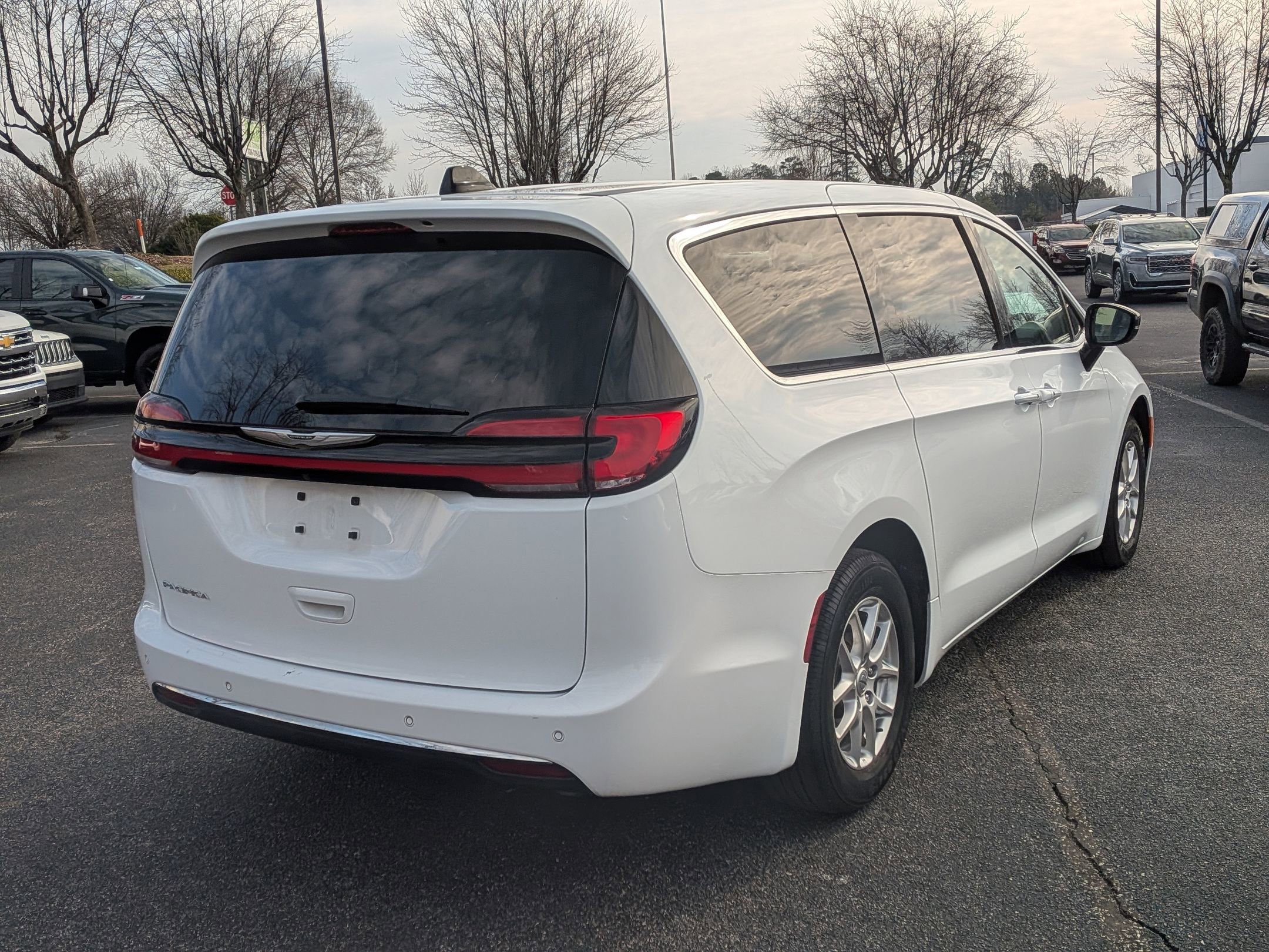 Used 2025 Chrysler Pacifica Select image 9