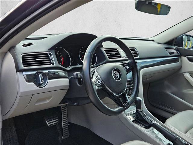 Used 2017 Volkswagen Passat 3.6 SEL Premium FWD image 9