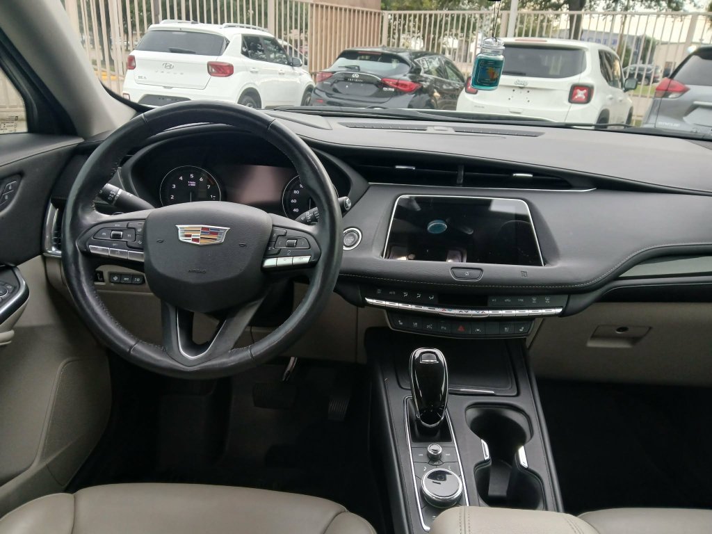 Used 2020 Cadillac XT4 Premium Luxury FWD image 12
