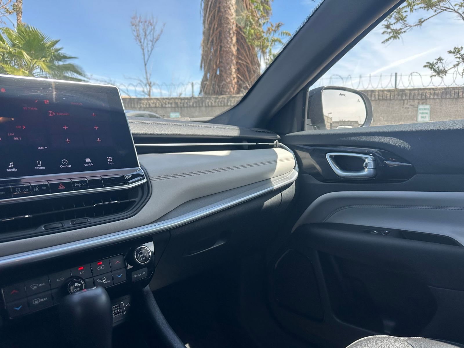 Used 2025 Jeep Compass Limited image 36