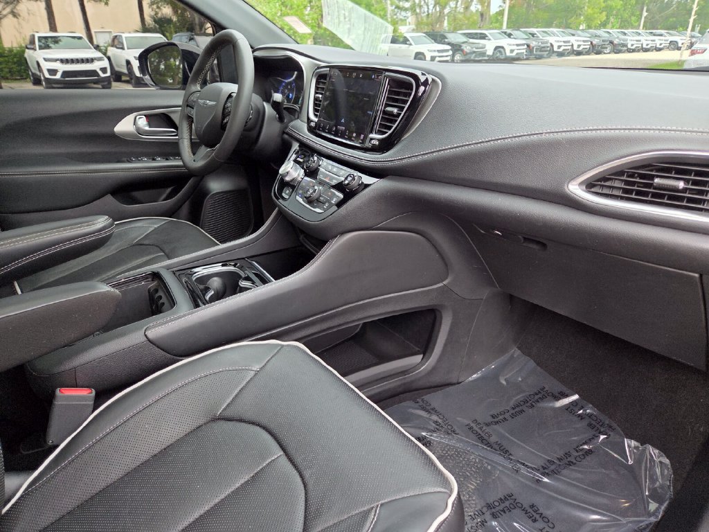 Used 2023 Chrysler Pacifica Limited w/ S Appearance Package AWD/4WD image 14
