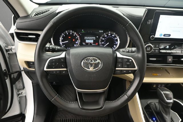 Used 2024 Toyota Highlander XLE AWD/4WD image 7