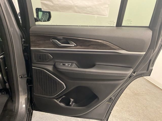 Used 2026 Jeep Grand Cherokee Limited w/ Limited Altitude Package AWD/4WD image 27