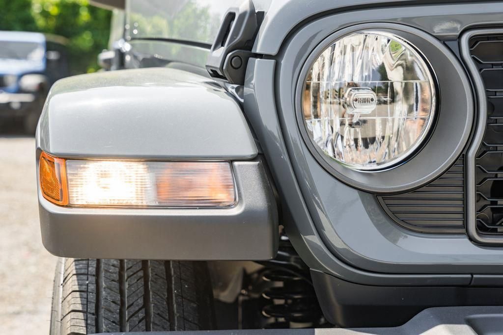 New 2025 Jeep Gladiator Sport AWD/4WD image 12