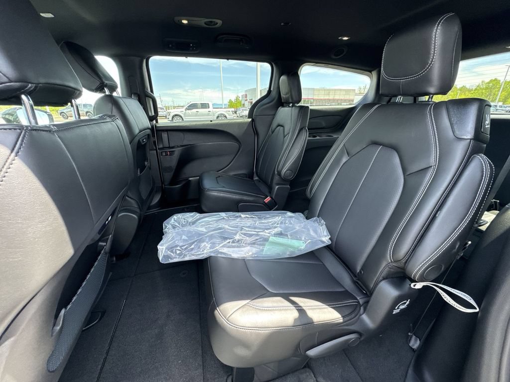 New 2027 Chrysler Pacifica Select AWD/4WD image 28
