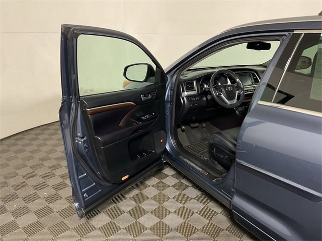 Used 2016 Toyota Highlander Limited image 18