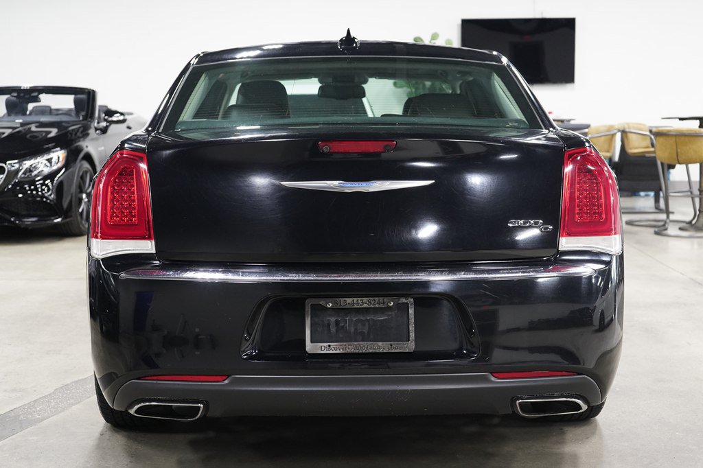 Used 2017 Chrysler 300 C RWD image 4
