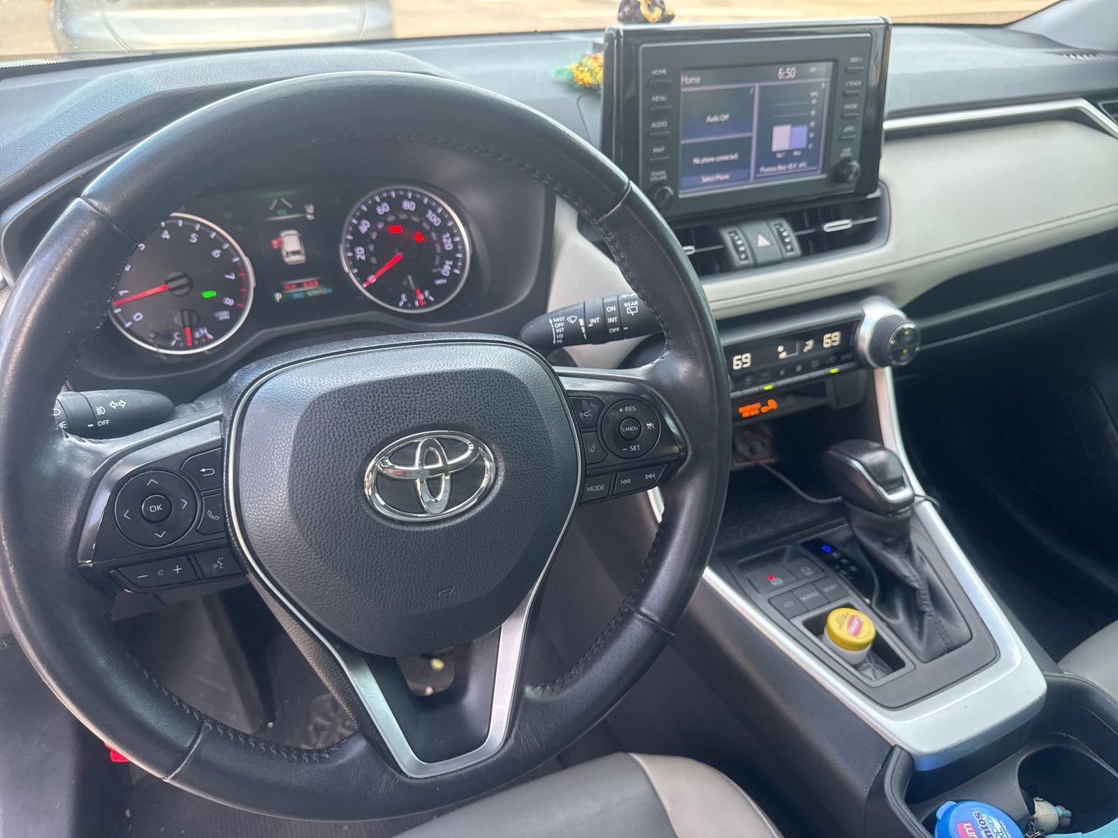 Used 2019 Toyota RAV4 XLE Premium FWD image 14
