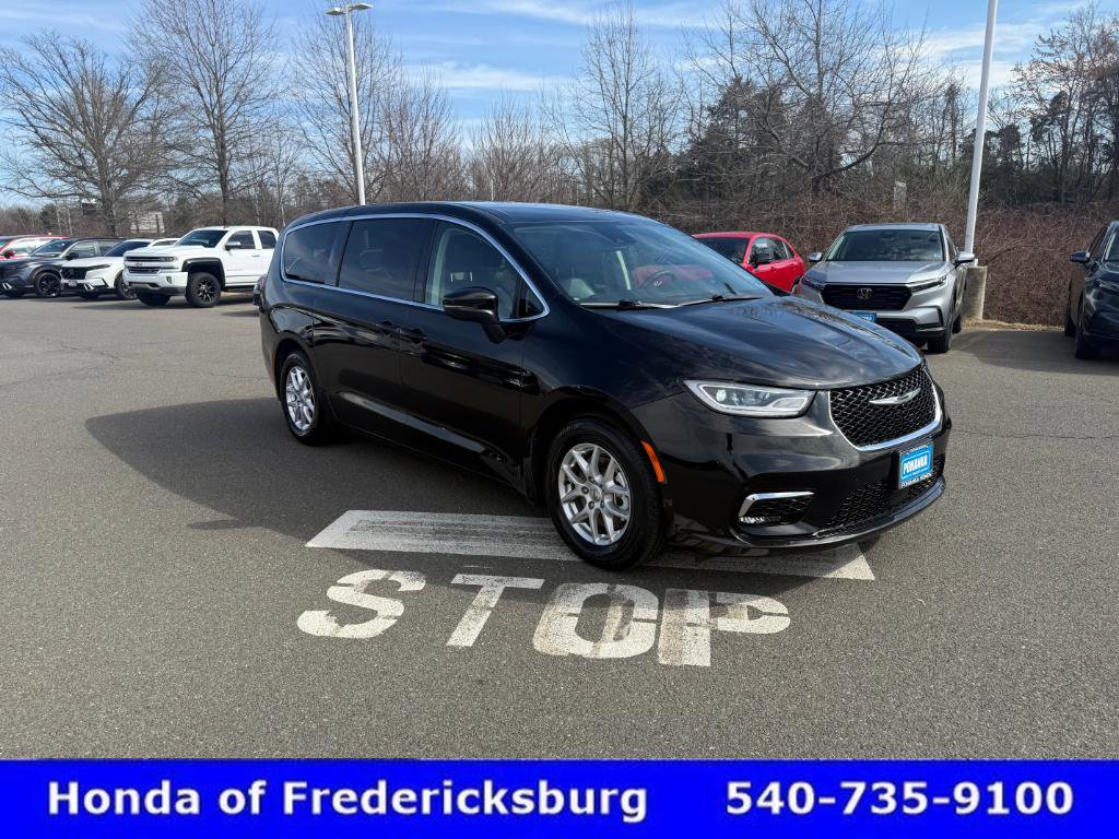 Used 2023 Chrysler Pacifica Touring-L image 8