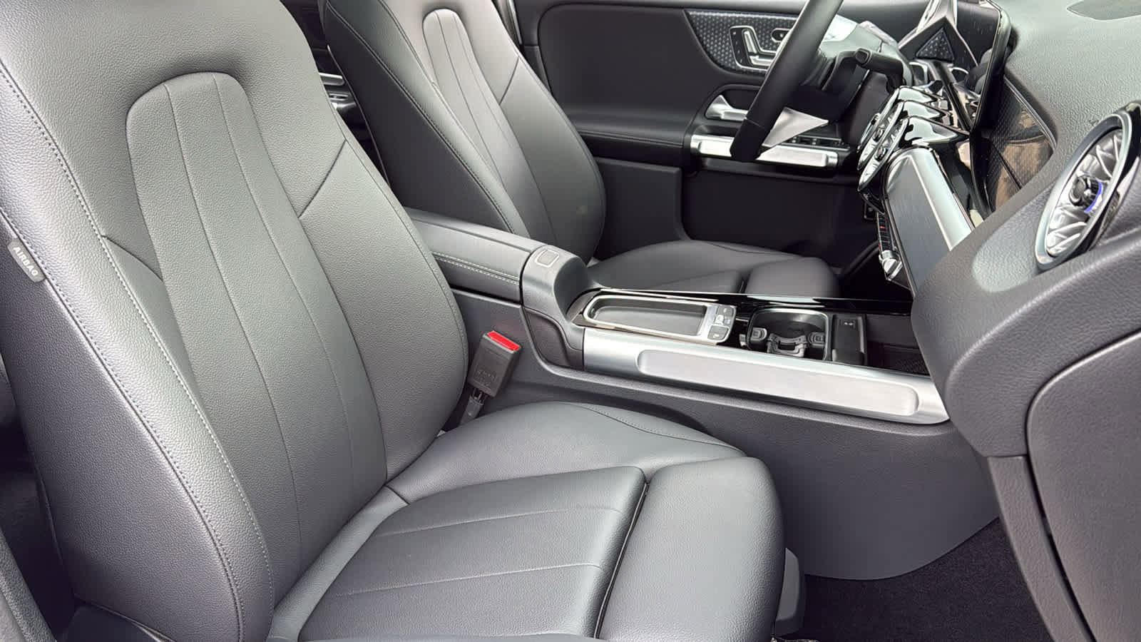 Used 2025 Mercedes-Benz GLB 250 4MATIC image 35