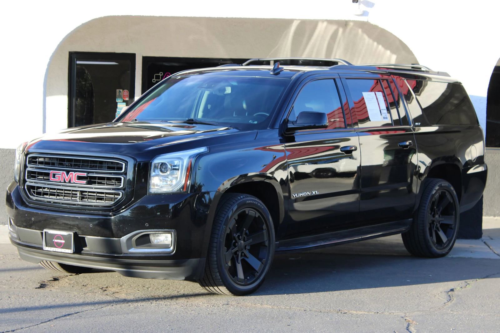 Used 2019 GMC Yukon XL SLT w/ Graphite Performance Edition image 1