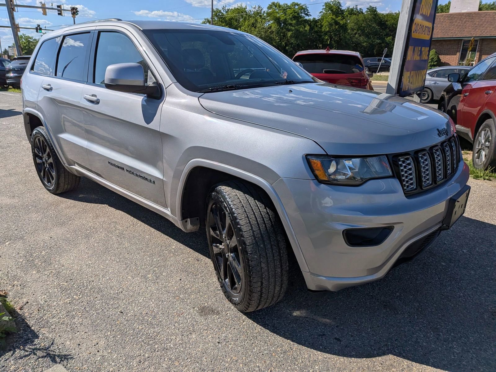 Used 2018 Jeep Grand Cherokee Altitude AWD/4WD image 8