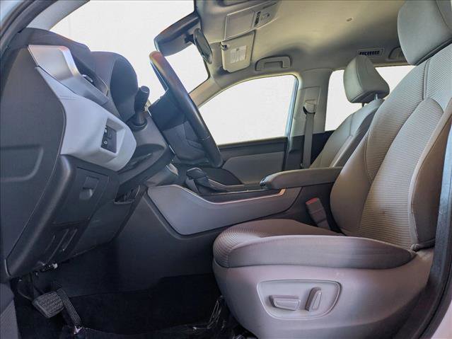 Used 2022 Toyota Highlander LE image 15